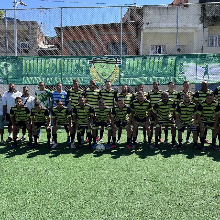 Acampamento no campo de futebol na rio