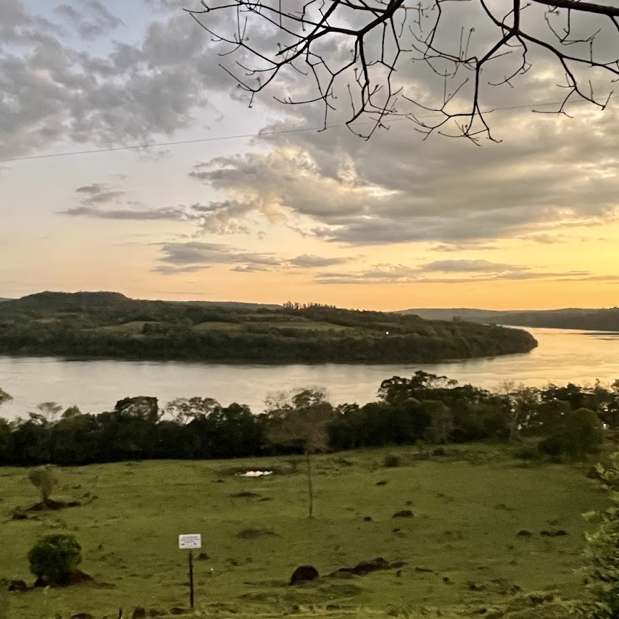 Área de cascalho sob um telhado