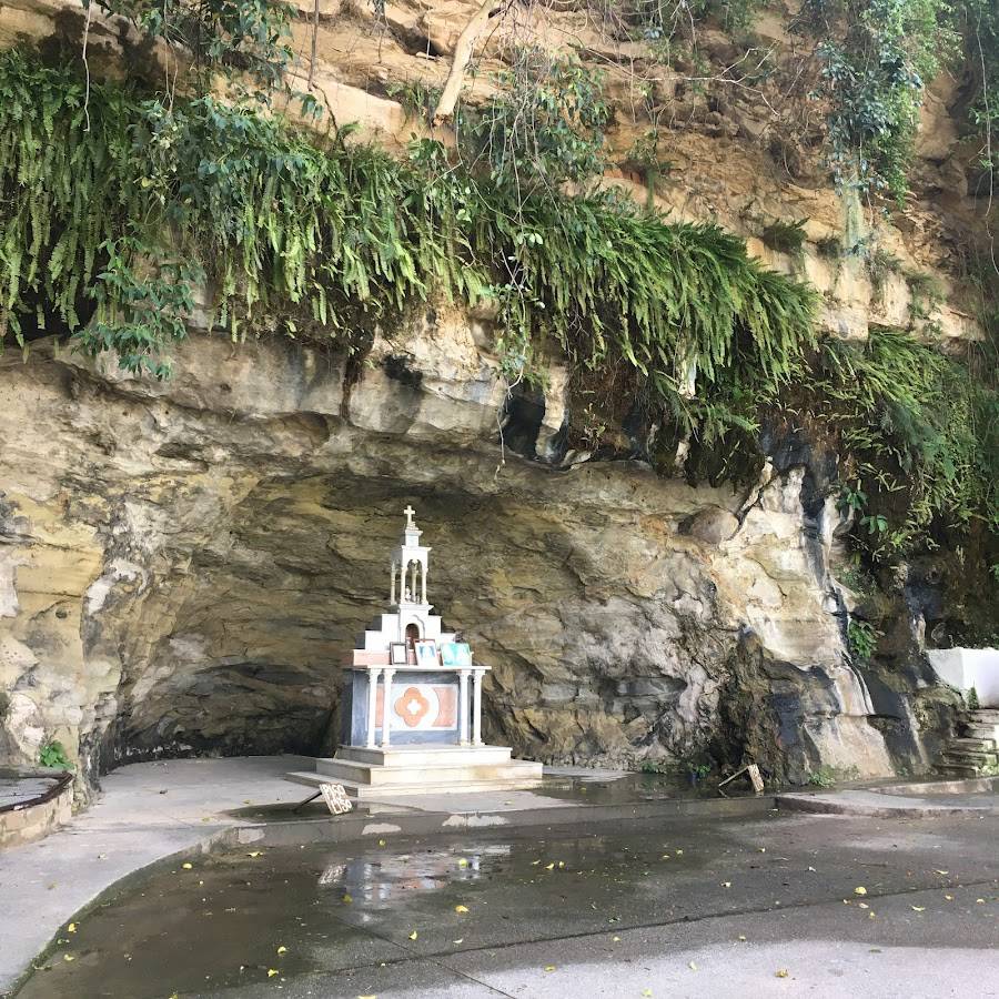 Avenida silenciosa, espaçosa e iluminada