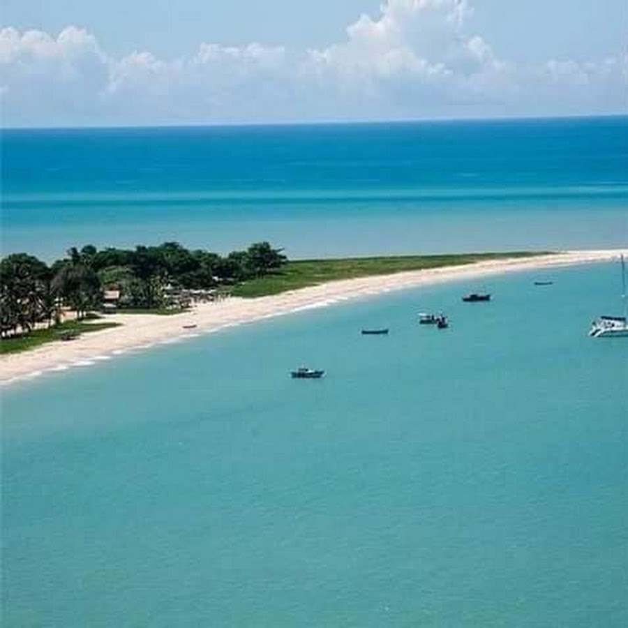 Em frente ao farol de ponta de Corumbau