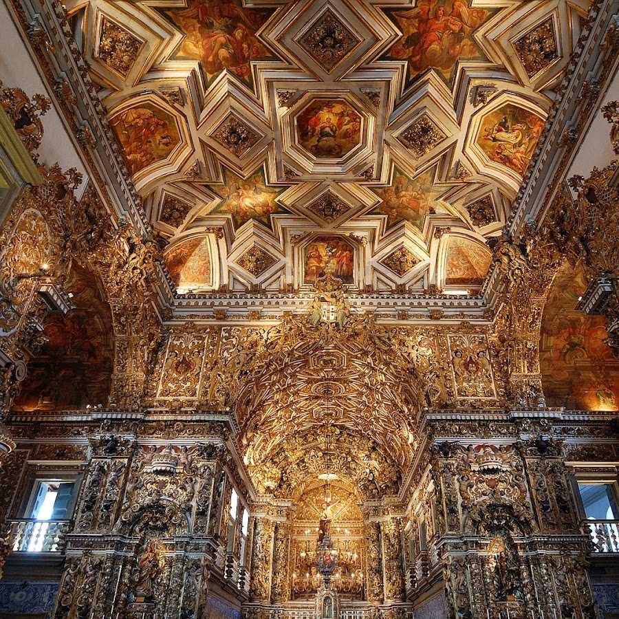 em frente à praça da igreja