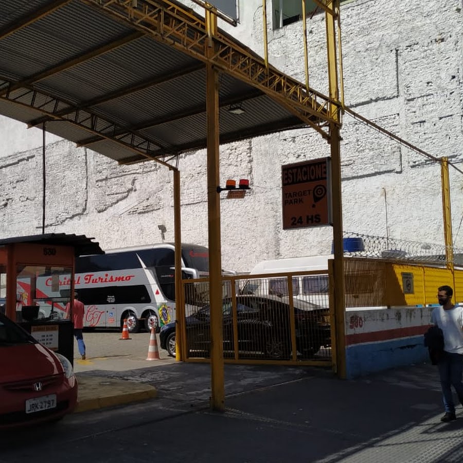 Estacionamento ao lado da estrada perto do mirante