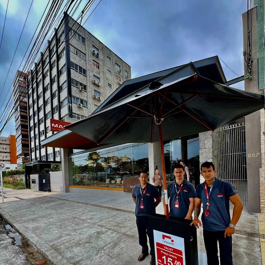 Estacionamento ao lado do posto salva-vidas, em frente à praia