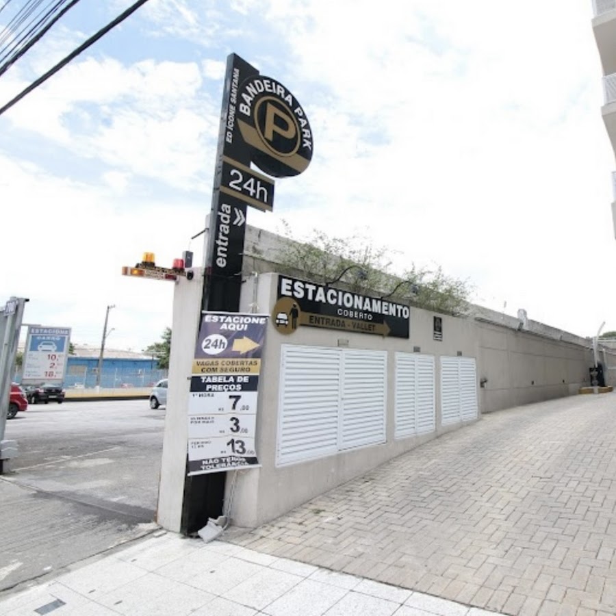 Estacionamento com Árvores