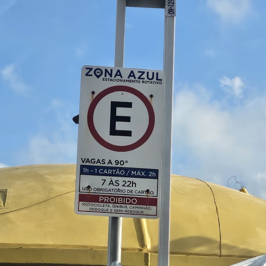 Estacionamento na beira do penhasco