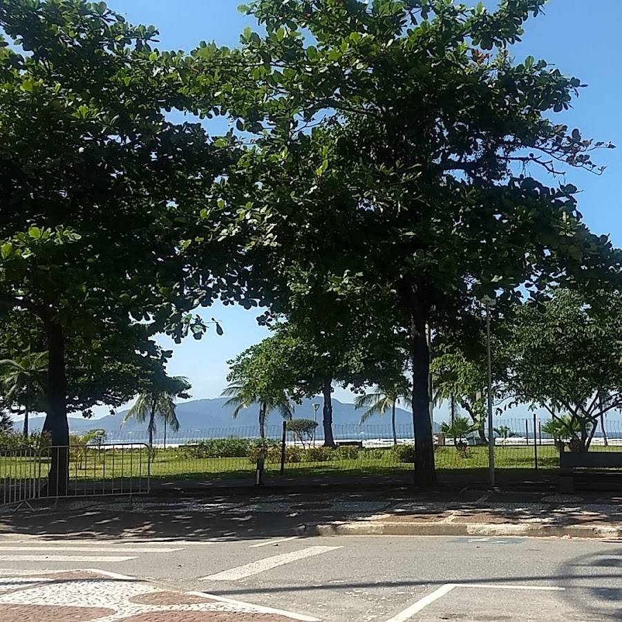 Estacionamento na beira da praia perto do centro