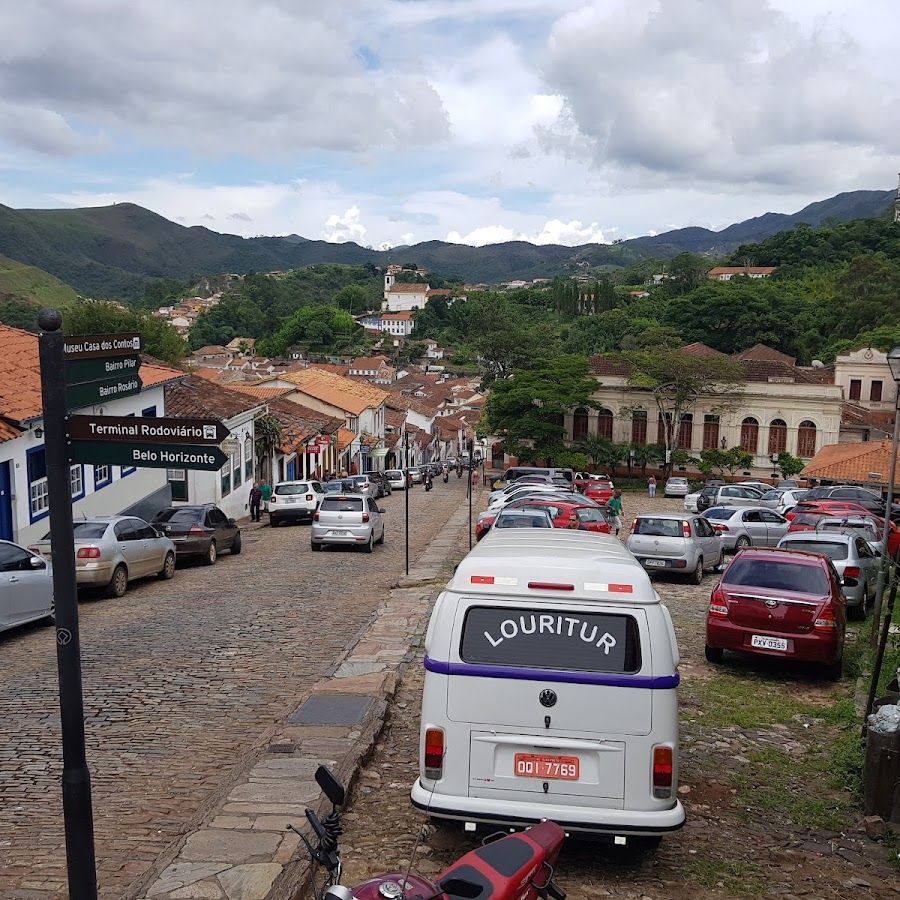 Estacionamento na cidade após a ponte à direita em São Bartolomeu