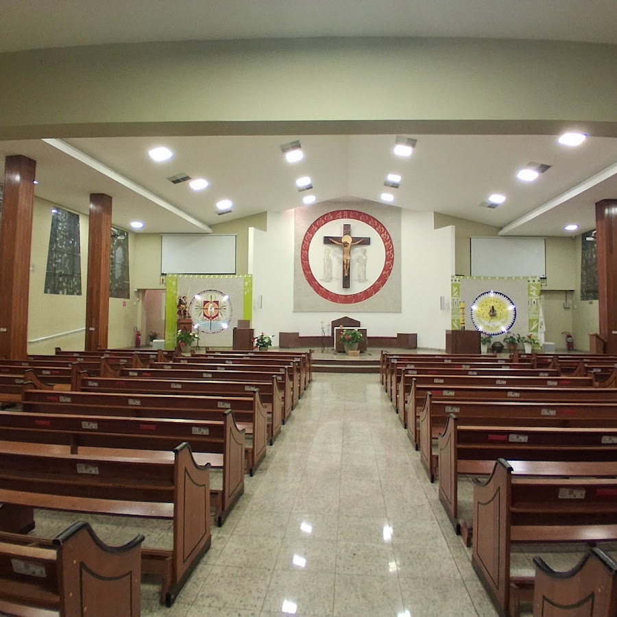 Estacionamento em frente à igreja da missão