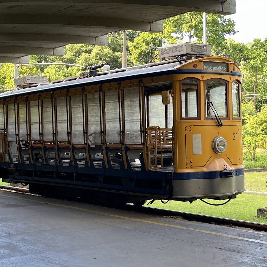 Estacionamento na rua ao lado do canal