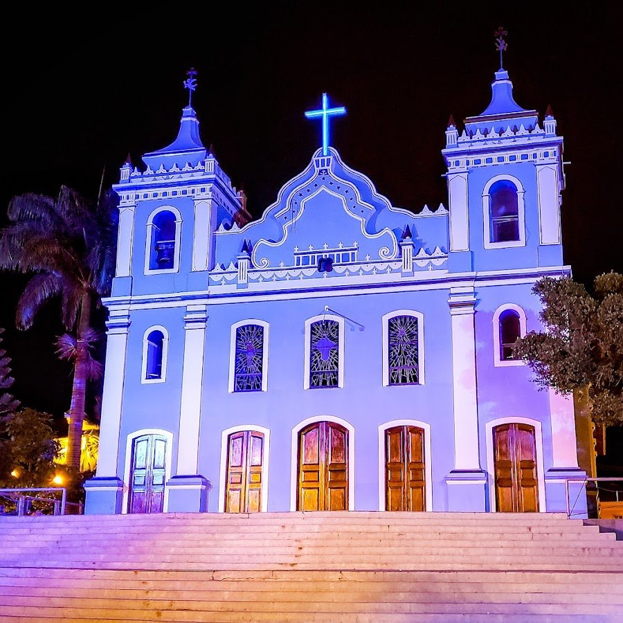 Praça ao lado da igreja matriz de Brumado