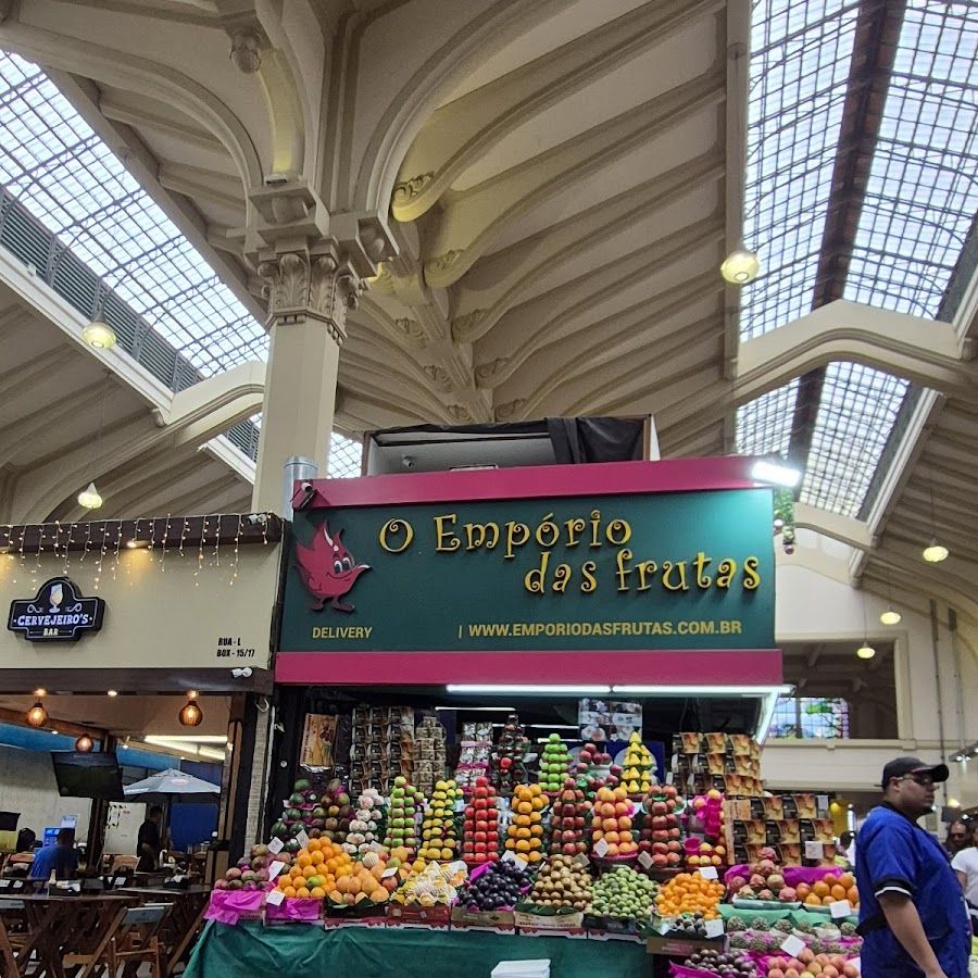 Praça em frente ao mercado municipal