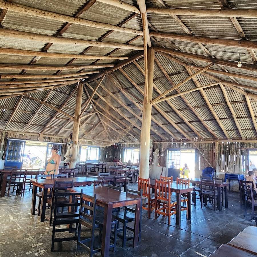 Praça em frente ao restaurante Balanço do Mar