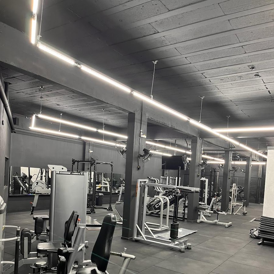 Rua em frente à academia.