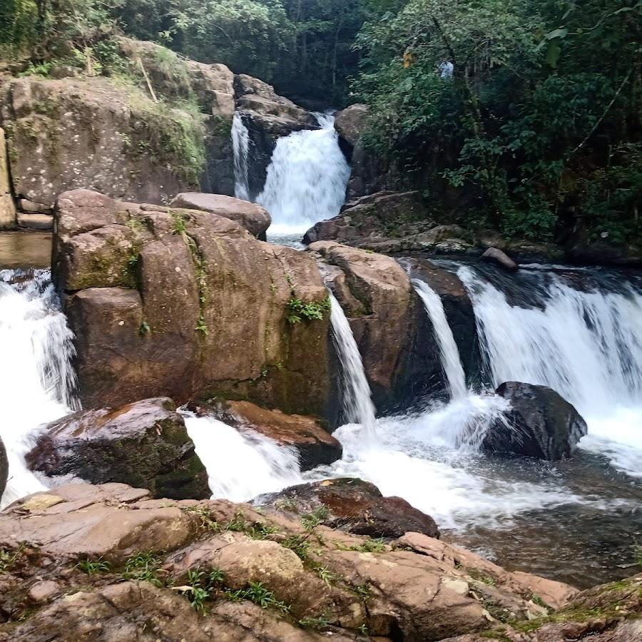 São Francisco Xavier - Estacionamento em frente à cachoeira Pedro David