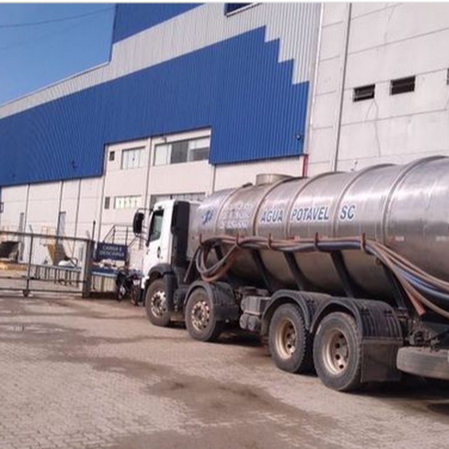 Torneira de água na lateral da rua (potável)