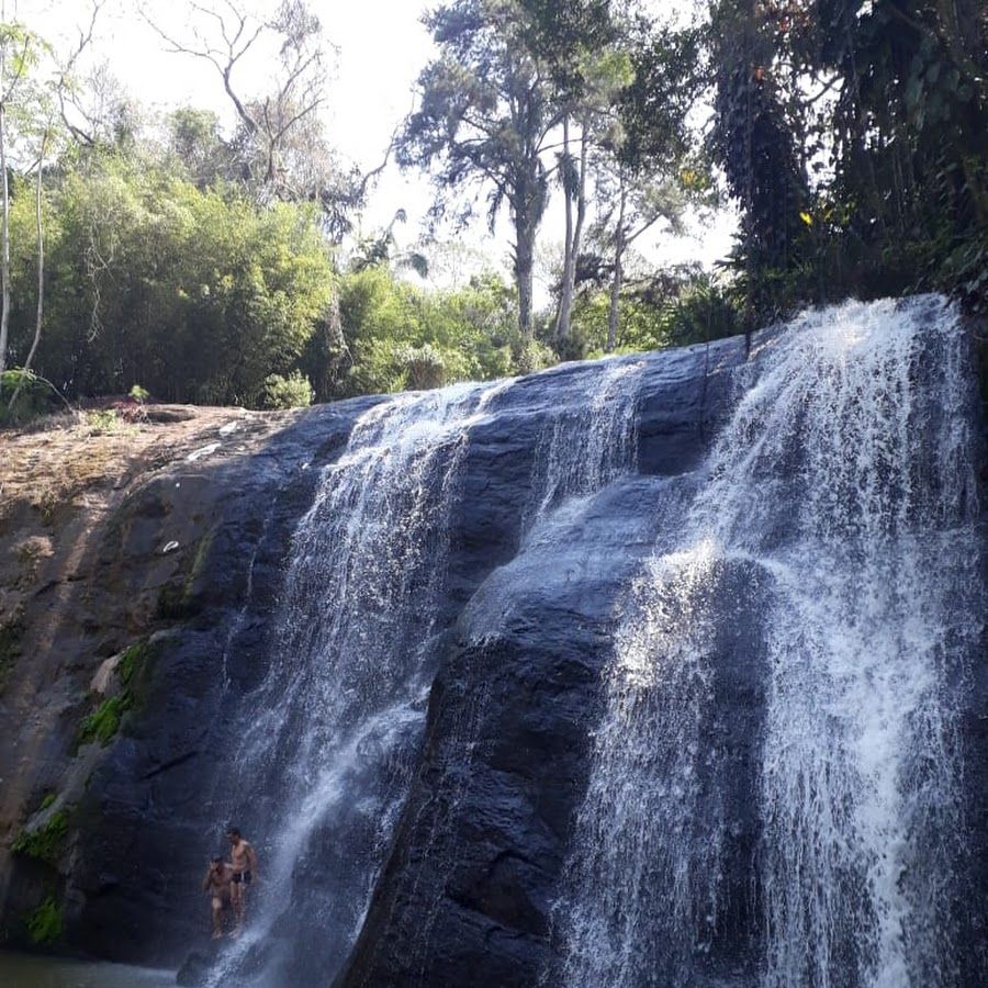 Abaixo da estrada pelo rio