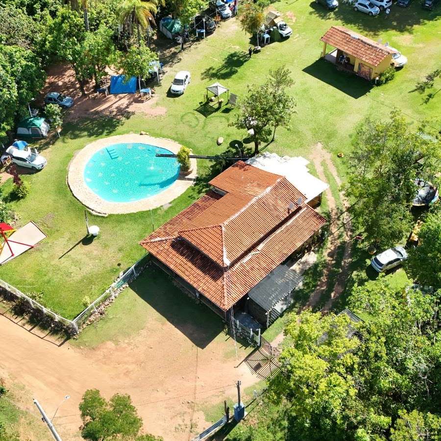 Acampamento na piscina natural