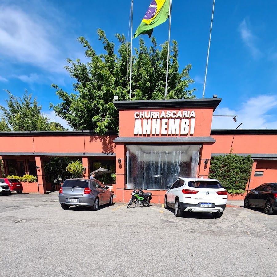 Campo ao lado de Churrascaria