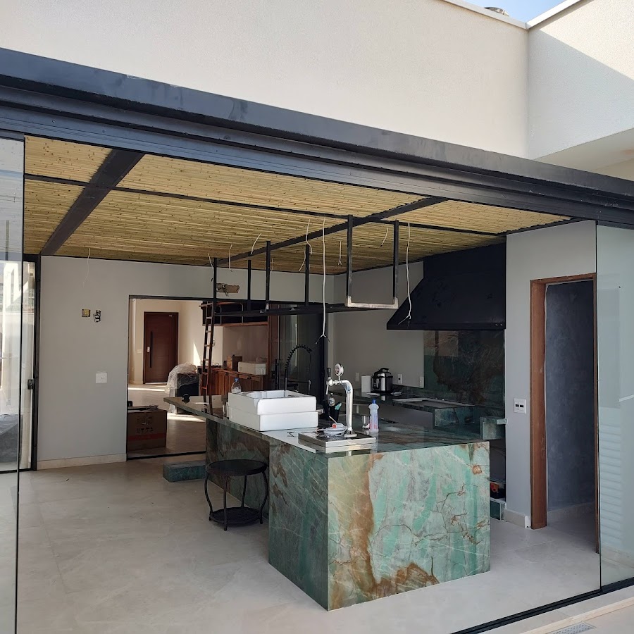 Debaixo de um grande bambu