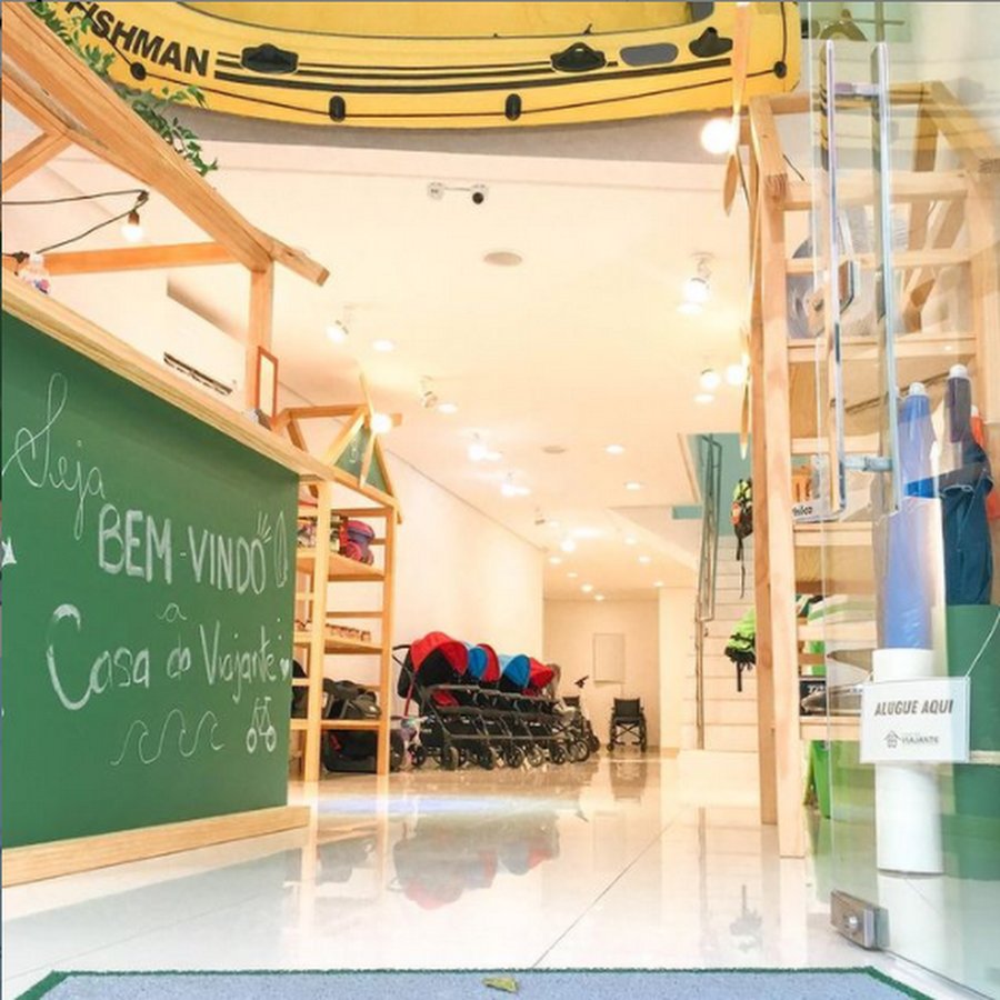 Em frente à casa de viajante