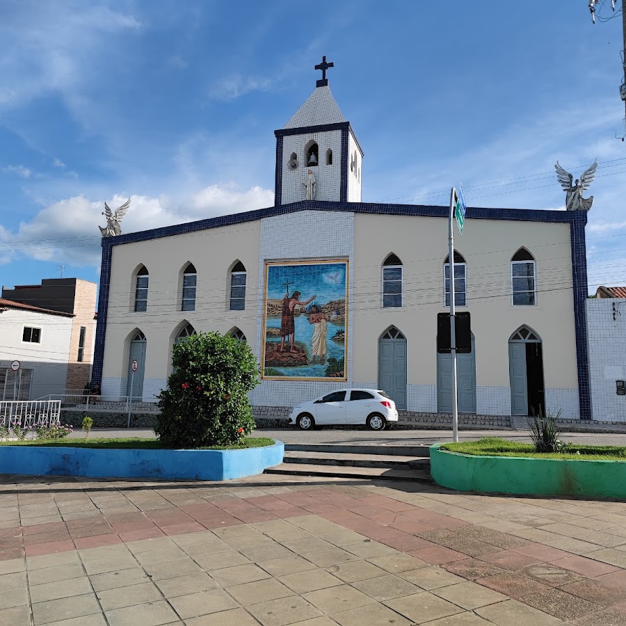 Em frente à igreja de Jaguarari