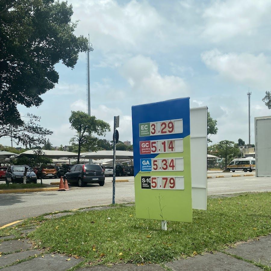 estacionamento com banheiro e chuveiro