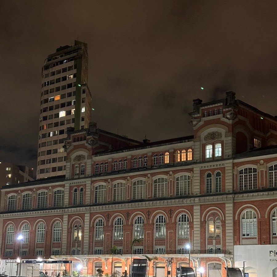 Estacionamento nos fundos da fábrica