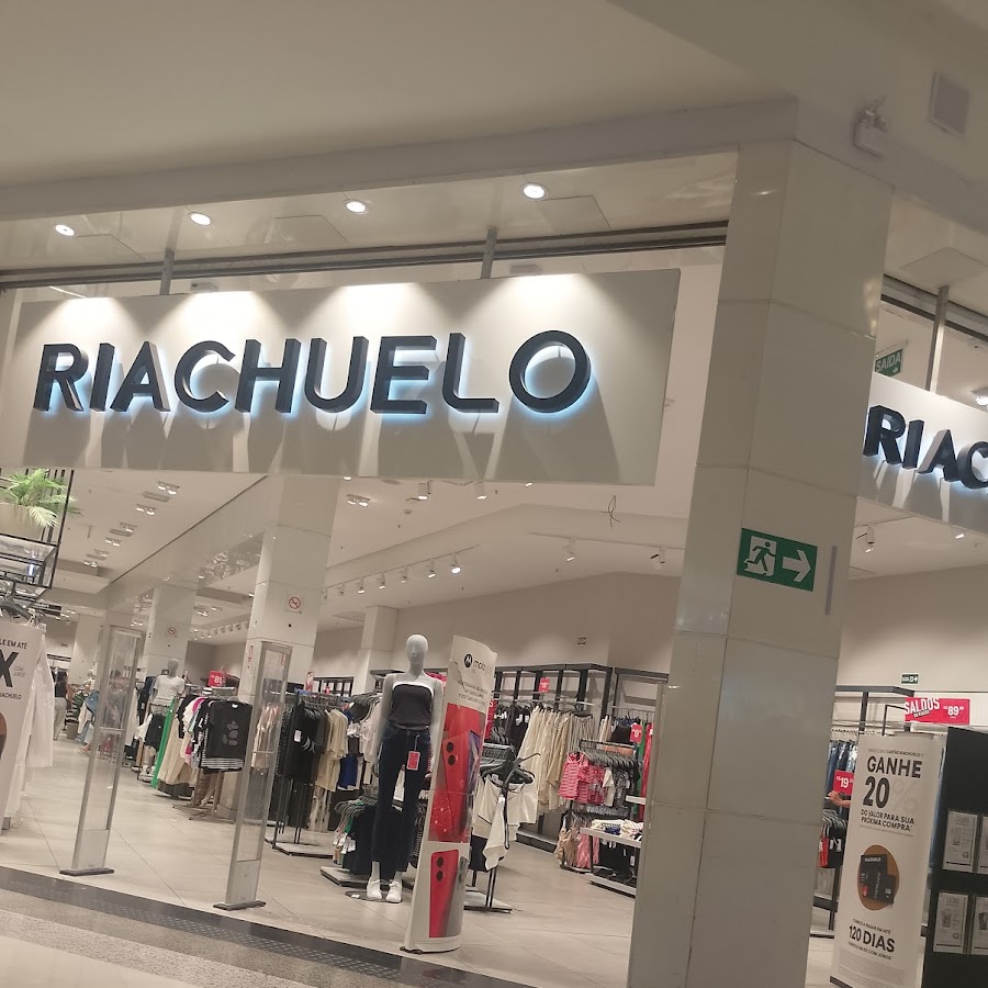 Estacionamento no posto de gasolina próximo ao shopping Buriti