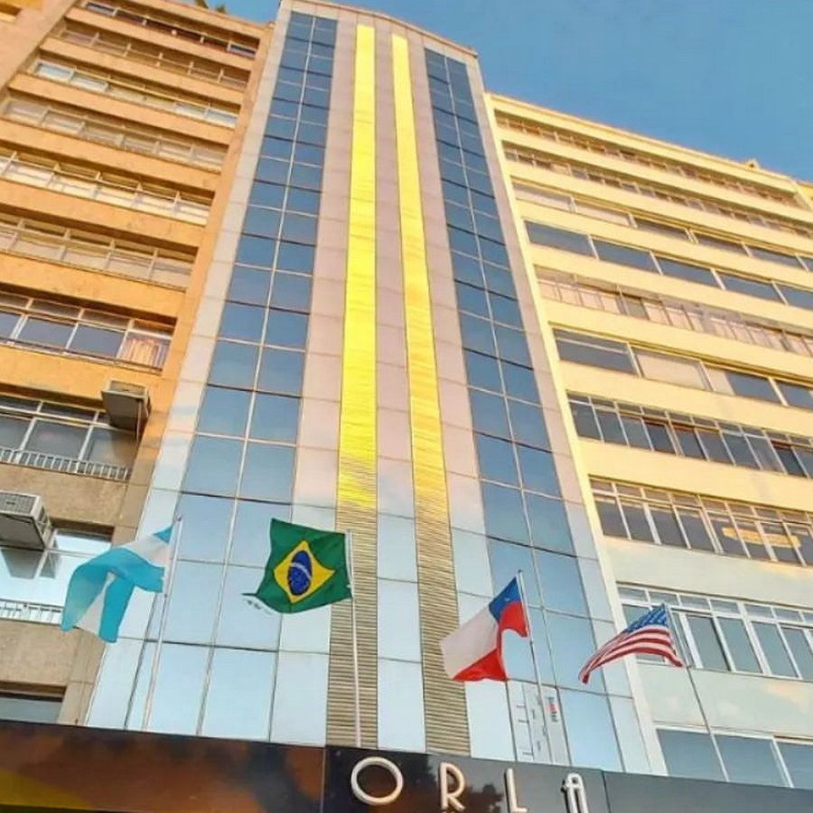 Estacionamento na rua em frente ao Orla Hotel