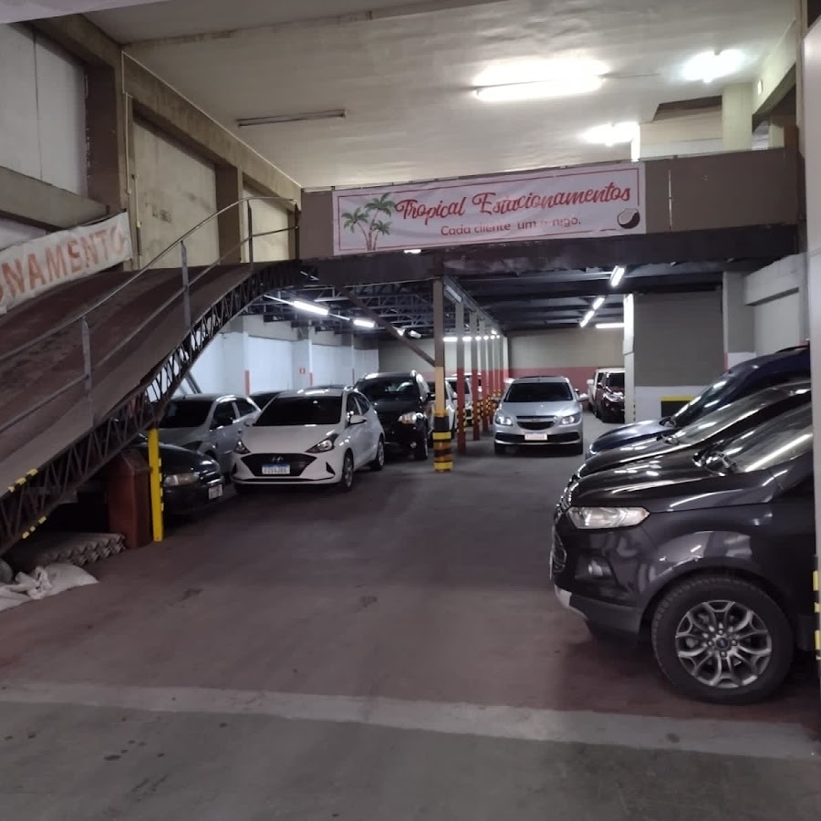 Estacionamento em uma rua tranquila com wifi