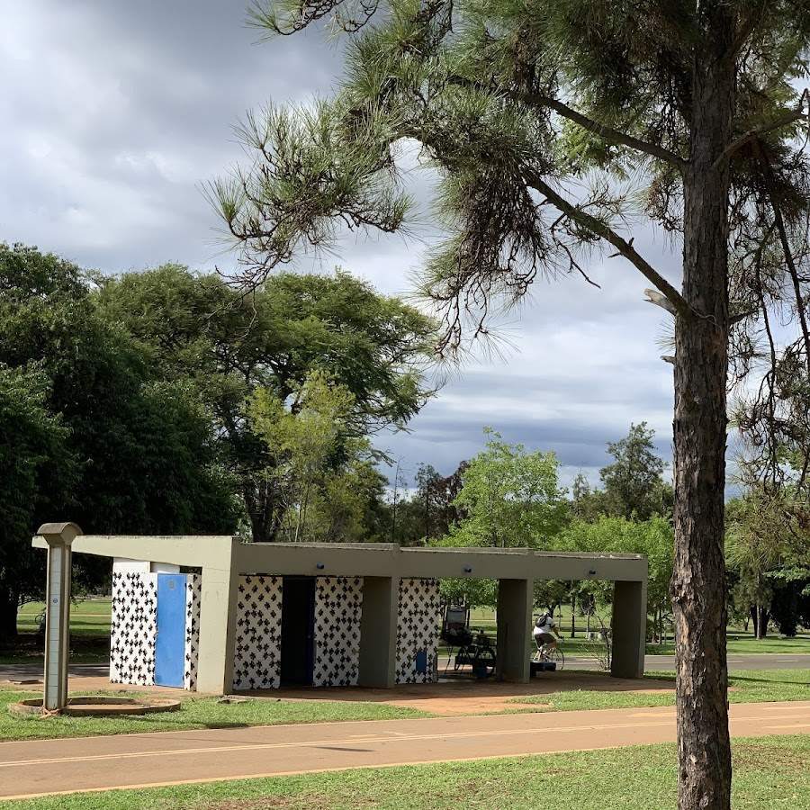 Estacionamento para veículos grandes. O outro, próximo, é apenas para menores.