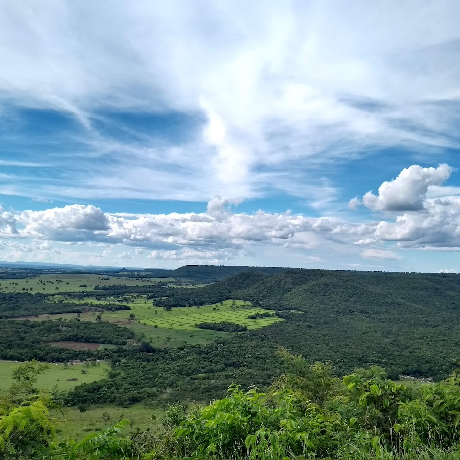Estrada rural entre morros