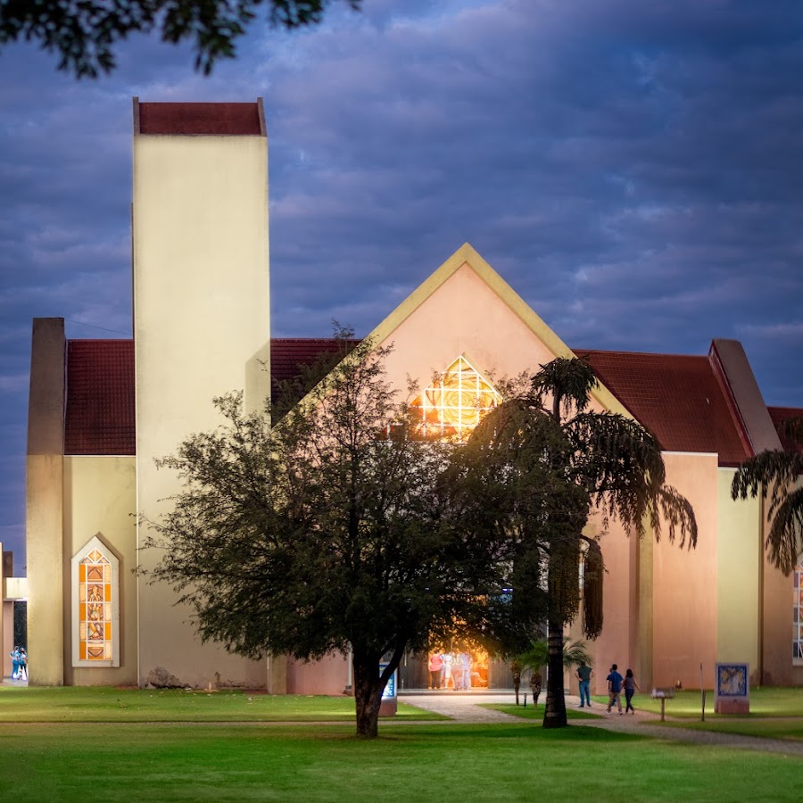 Grande estacionamento da igreja Nossa Sra. Rosa Mística