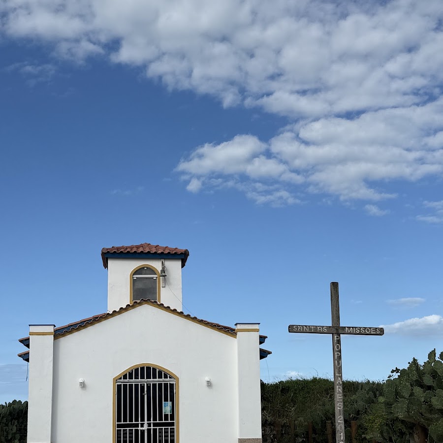 Guriri em frente à igrejinha Nossa Senhora Navegantes