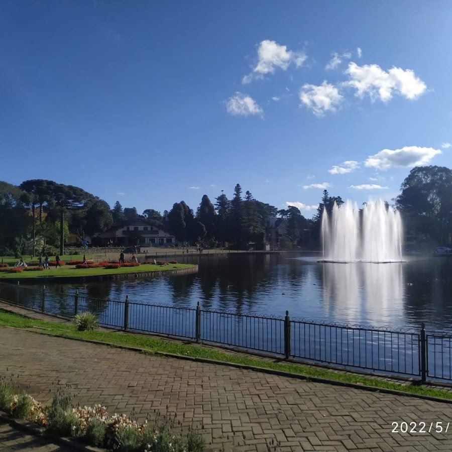 Lago tranquilo à beira do gramado