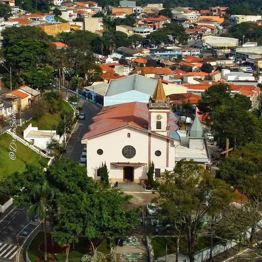 Em frente à igreja N.Senhora do Desterro