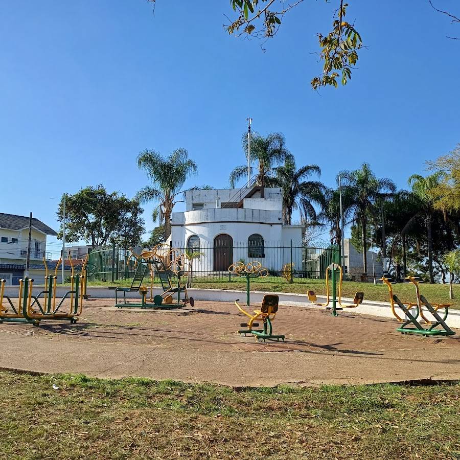 Praça ao lado do rio
