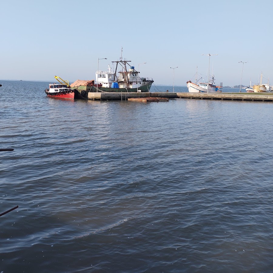 Rua em frente à lagoa
