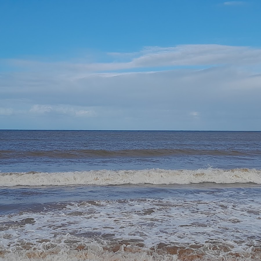 Rua pública com estacionamento - Praia de Manguinhos