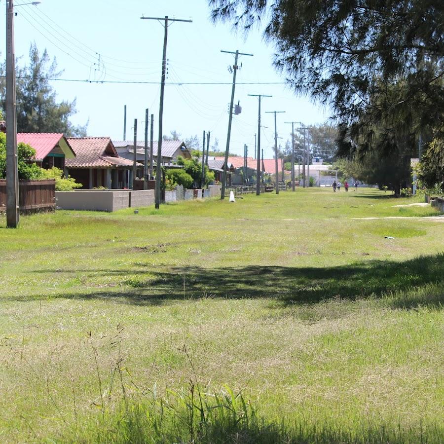 trecho de grama na praia de sao simao