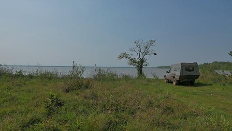 À beira do lago
