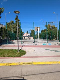 a un lado de la plaza