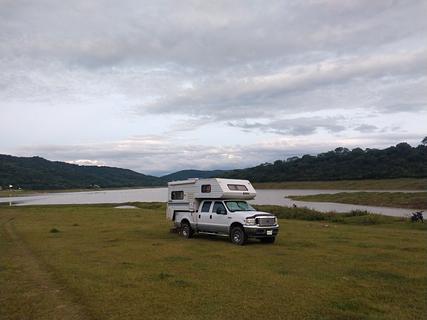 Acampamento ao lado do lago
