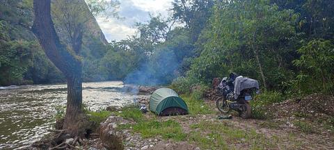 acampamento ao lado do rio