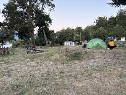 Acampamento ao lado do rio