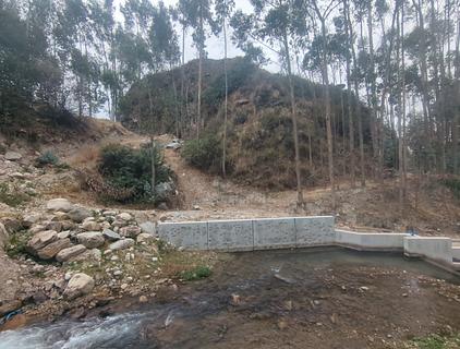Acampamento com barraca ao lado da quebrada
