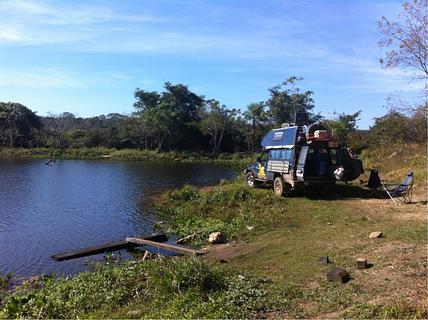Acampamento à beira do lago perto da missão Santa Ana