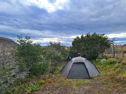Acampamento de ciclistas no mato
