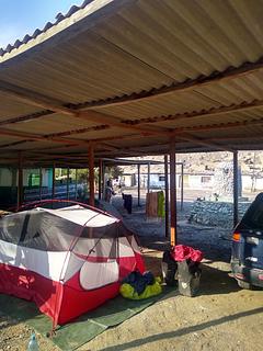 acampamento em frente à delegacia de polícia