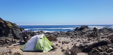 Acampamento de moto isolado
